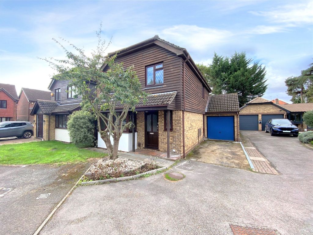 4 bed detached house for sale in Albany Park Drive, Winnersh, Wokingham
