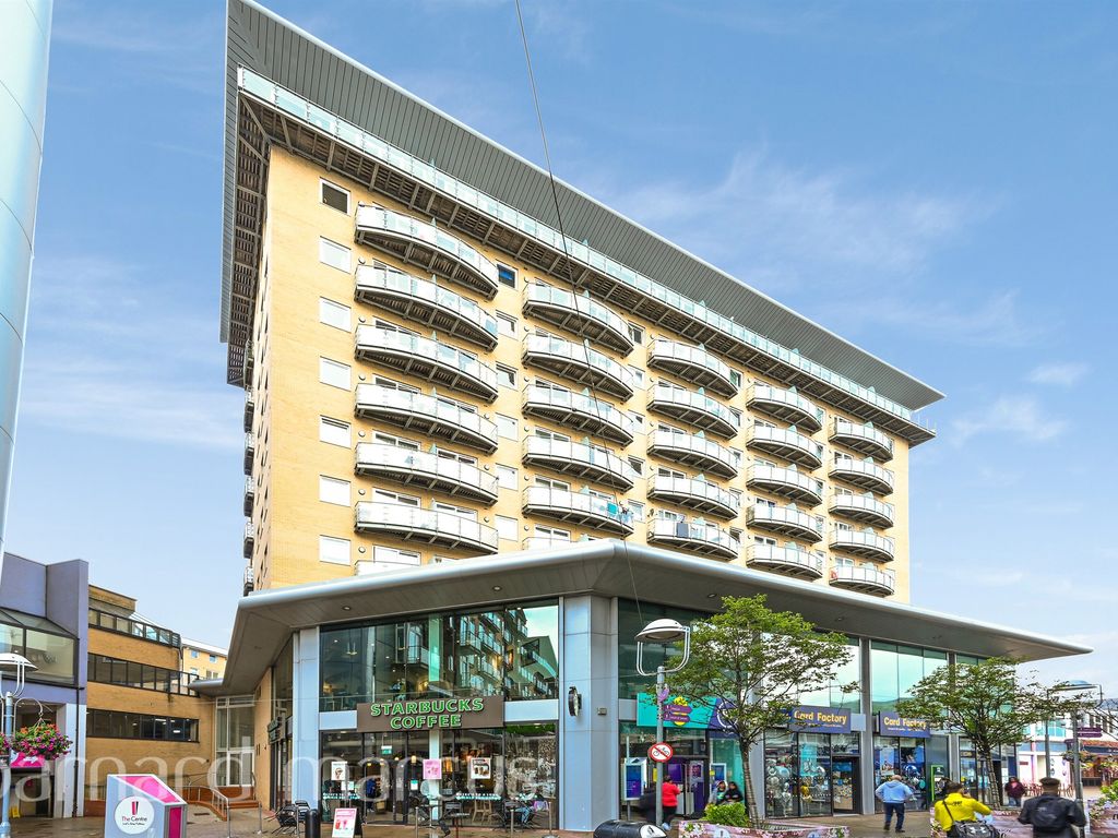 1 bed flat to rent in Hamlyn House, High Street, Feltham TW13, £1,300