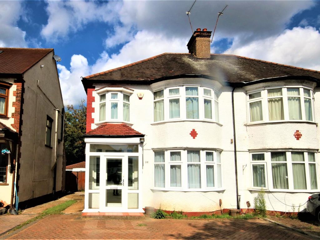 3 bed property to rent in Ridge Avenue, Winchmore Hill, London N21, £