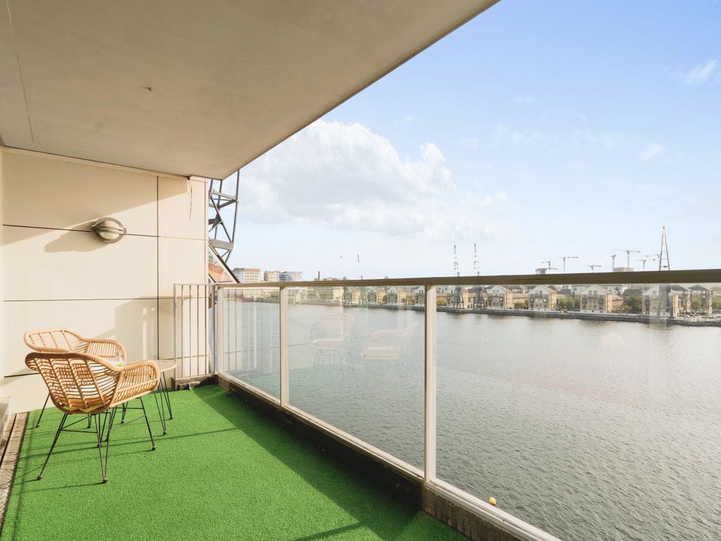2 bed flat for sale in Western Gateway, London E16, £575,000 Zoopla
