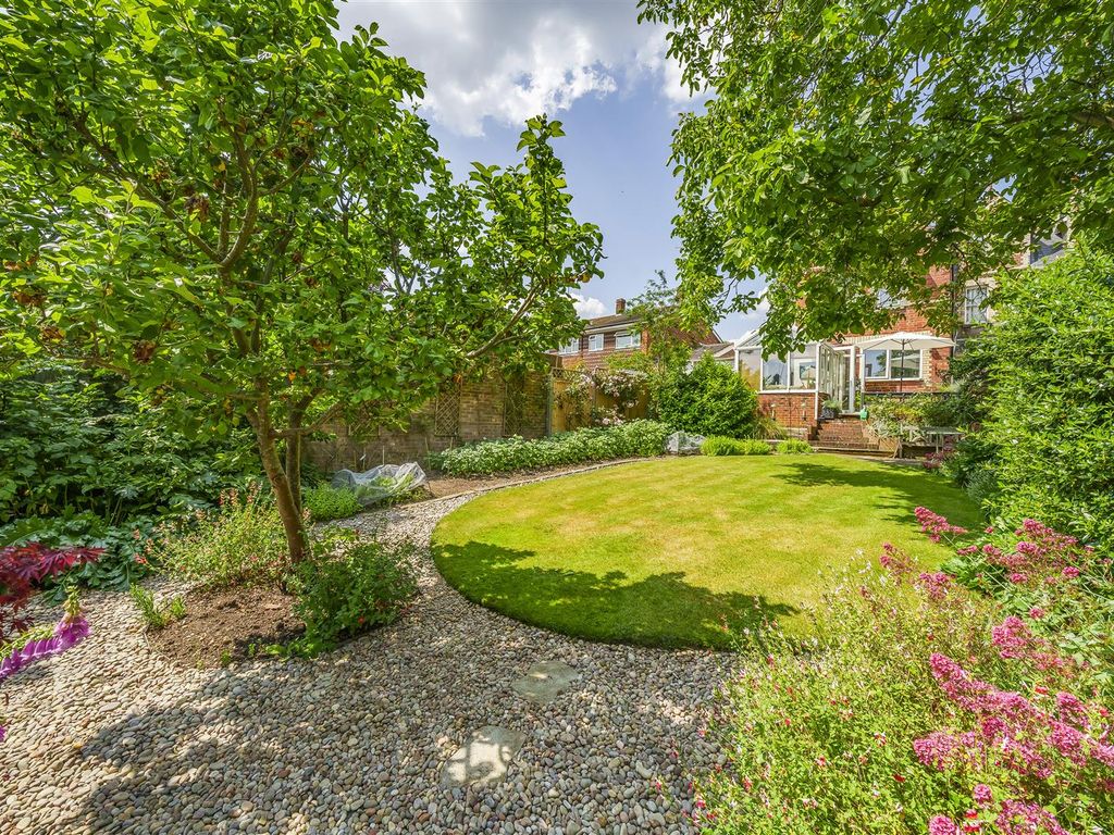 3 bed flat for sale in Henley Road, Caversham, Reading RG4, £425,000