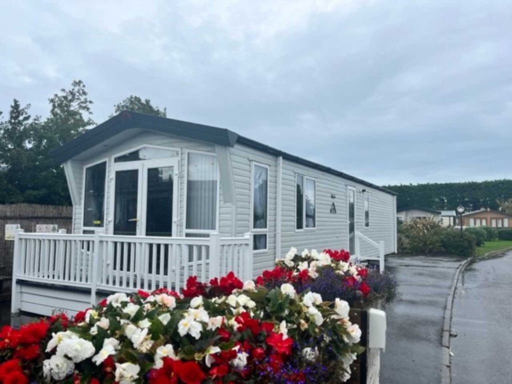 2 bed mobile/park home for sale in Rhyl, Rhyl LL18, £79,995 Zoopla