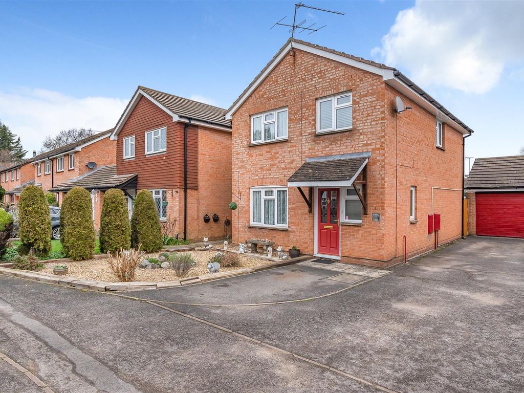 4 bed detached house for sale in Ruby Close, Wokingham, Berkshire RG41