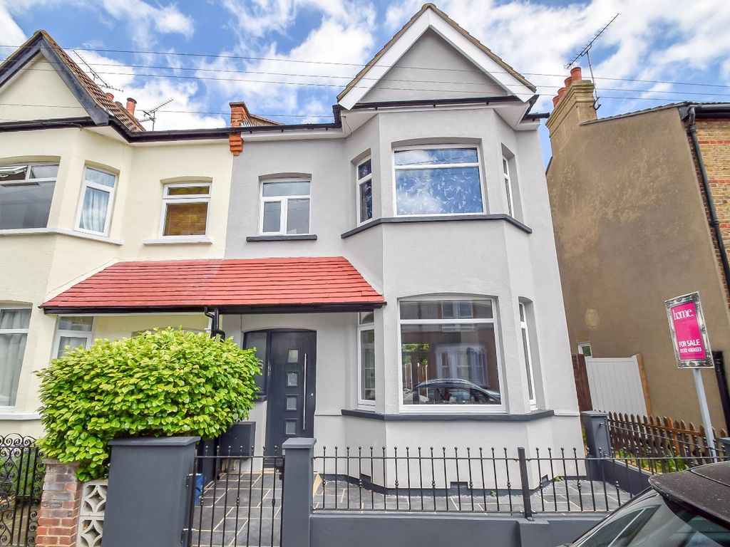 3 bed semidetached house for sale in Lansdowne Avenue, LeighOnSea, Essex SS9 Zoopla