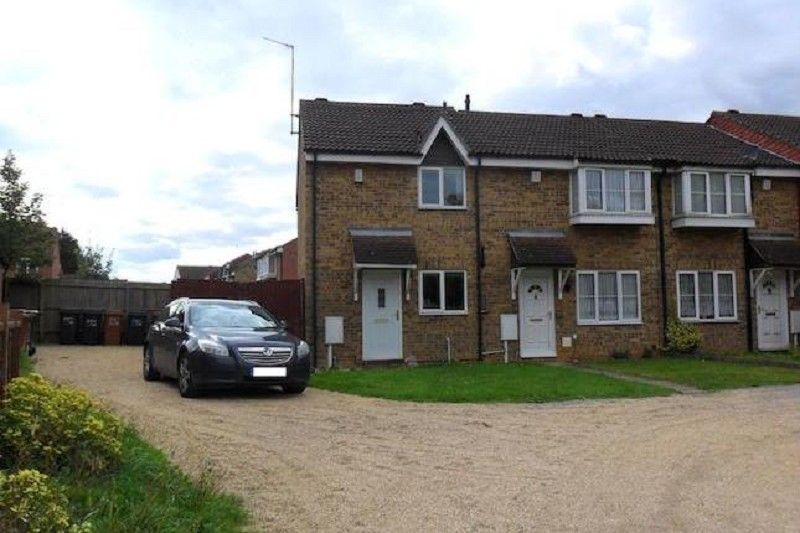 3 bed semidetached house to rent in Dore Close, Northampton