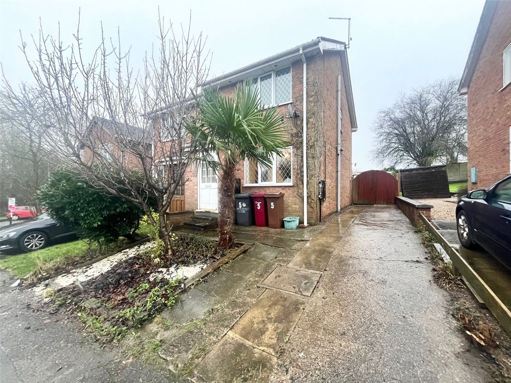 2 bed semidetached house to rent in Worcester Close, Scunthorpe, Lincolnshire DN16, £595 pcm