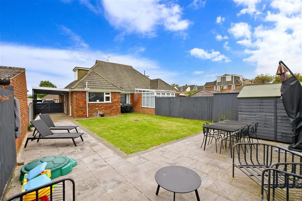 3 bed property for sale in Shaftesbury Drive, Allington, Maidstone