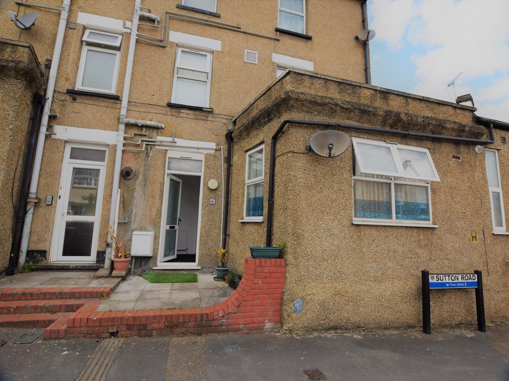 Studio to rent in Sutton Road, Watford WD17, £825 pcm Zoopla