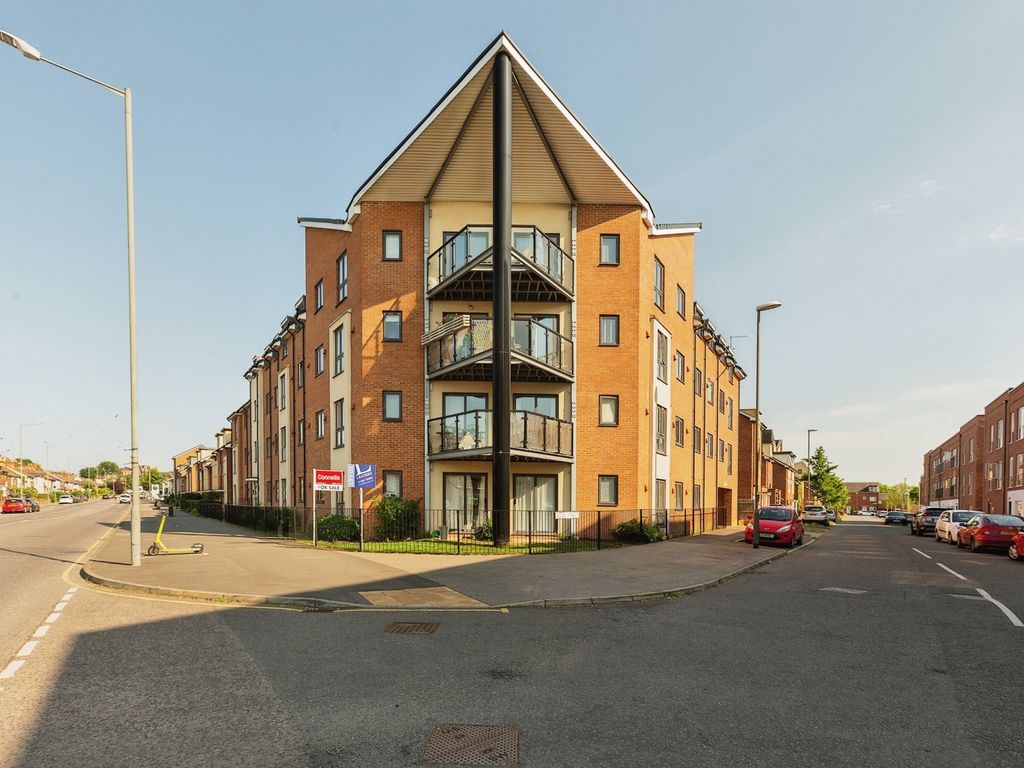 2 bed flat for sale in Bicester Road, Aylesbury HP19 Zoopla