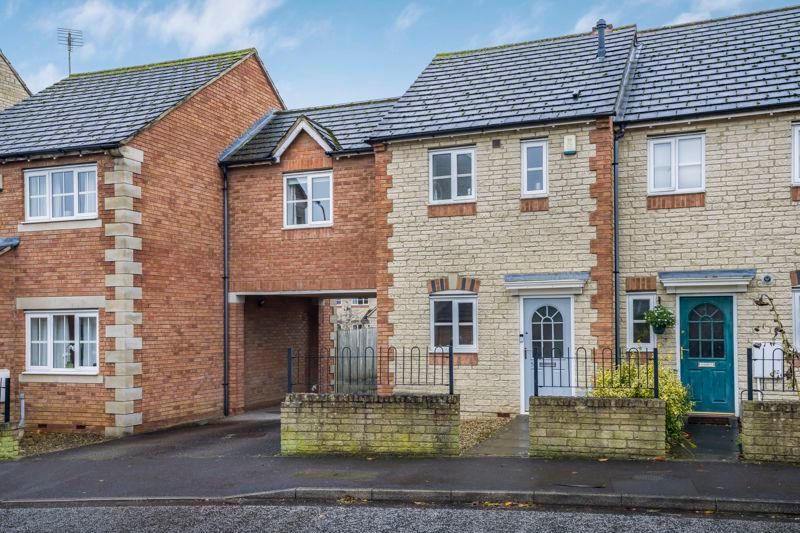 2 bed terraced house for sale in Mallards Way, Bicester OX26, £320,000