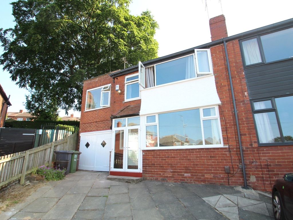 4 bed semidetached house to rent in Carrholm Grove, Leeds, West