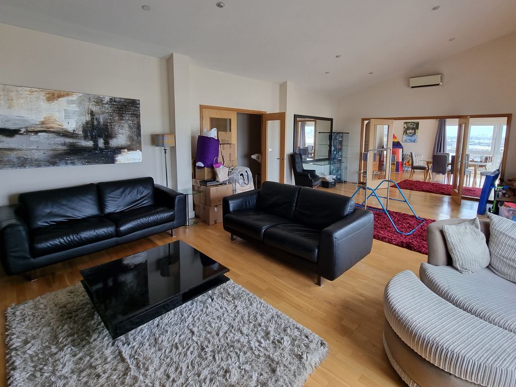 3 bed flat to rent in Woolwich Church Road, Woolwich, London SE18