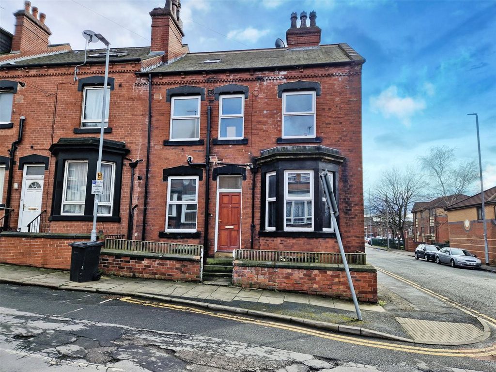 2 bed end terrace house to rent in Bayswater Mount, Leeds, West