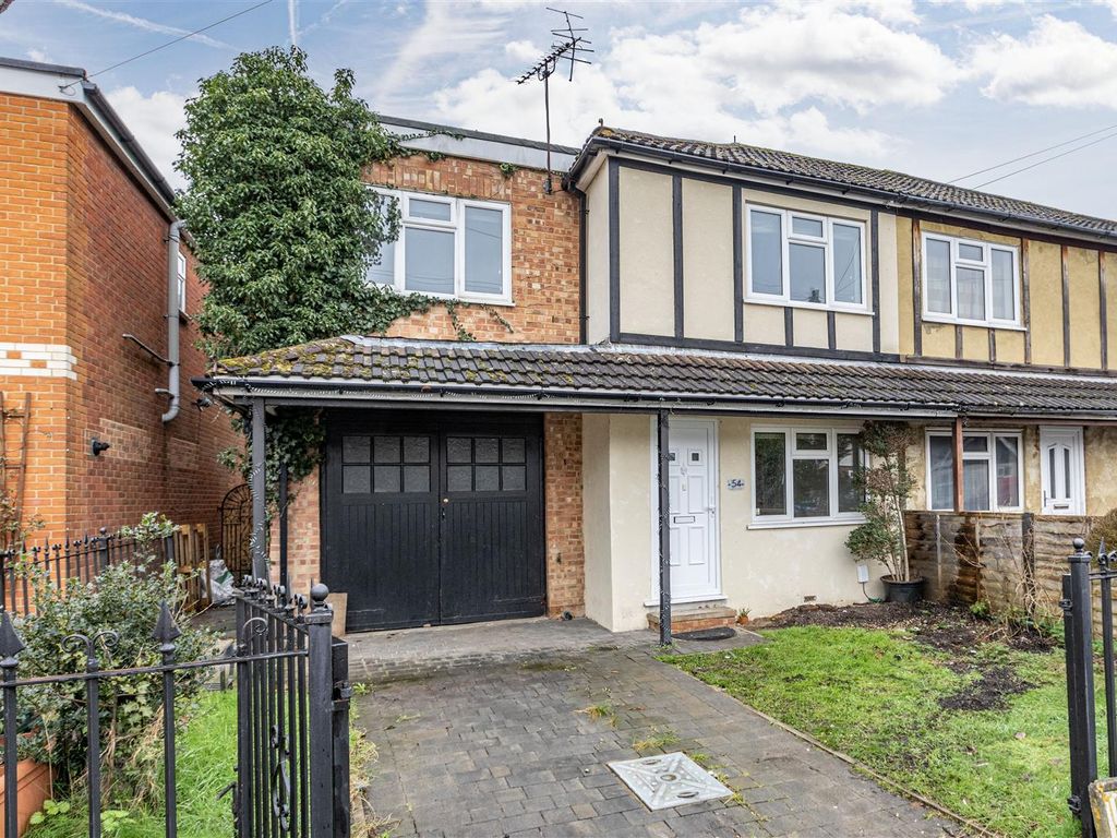 4 bed semidetached house for sale in Common Lane, New Haw, Addlestone