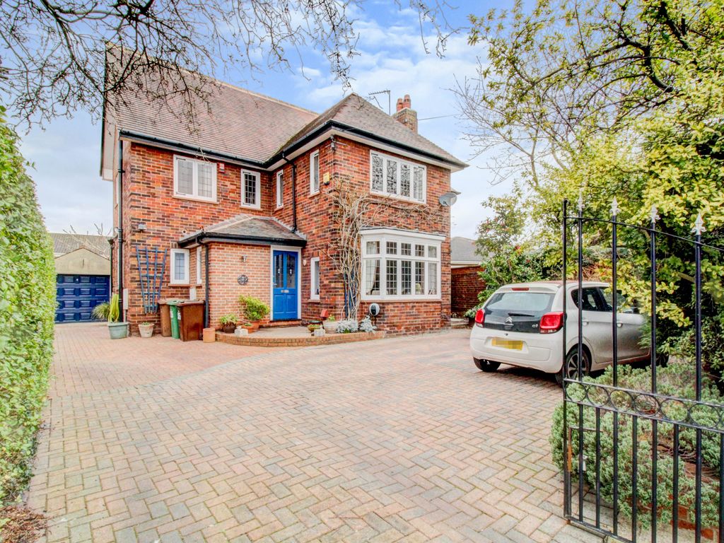 4 bed detached house for sale in Bradford Road, Wrenthorpe, Wakefield