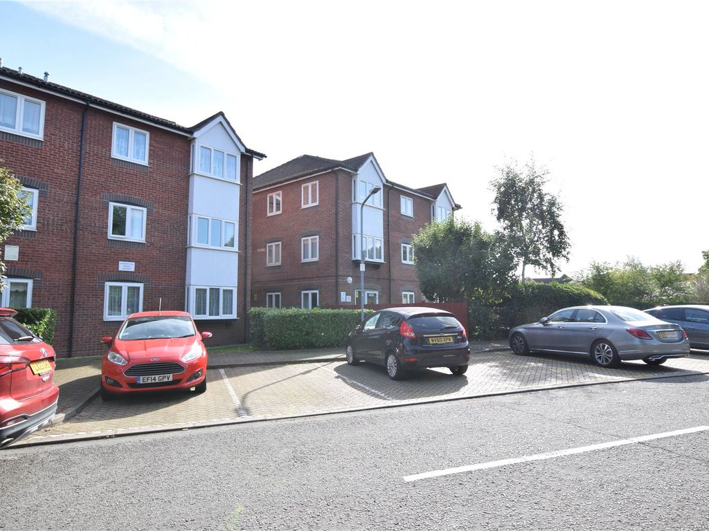 1 bed flat for sale in Cunningham Close, Chadwell Heath RM6, £112,000