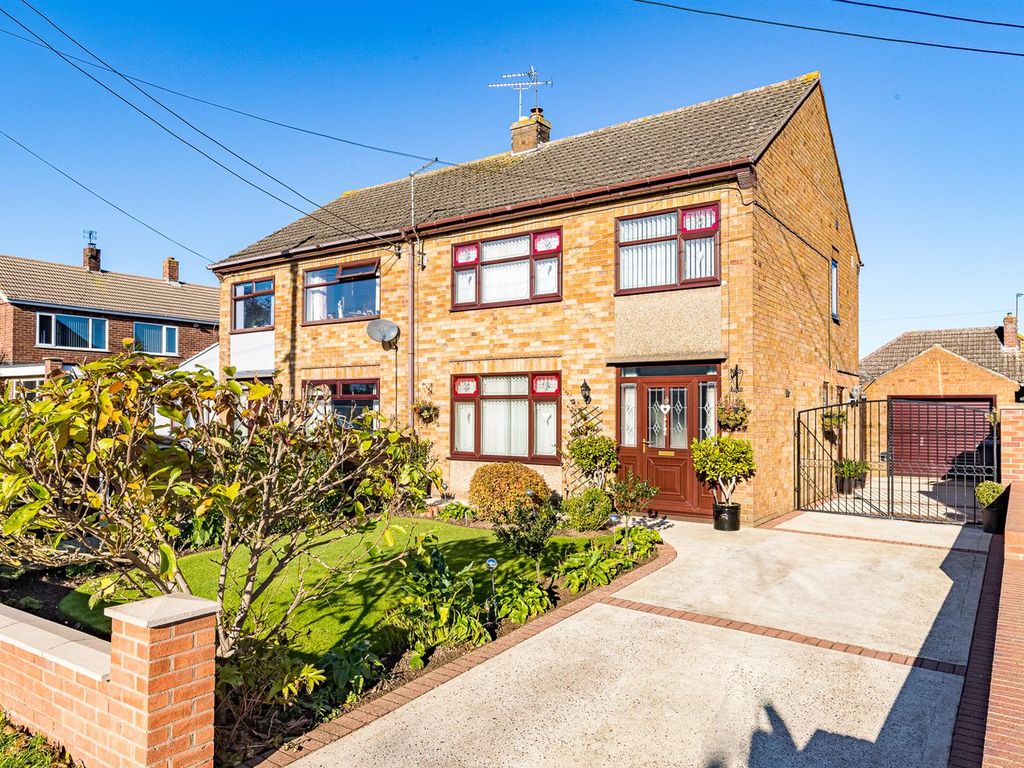 3 bed semidetached house for sale in Brigg Road, Messingham