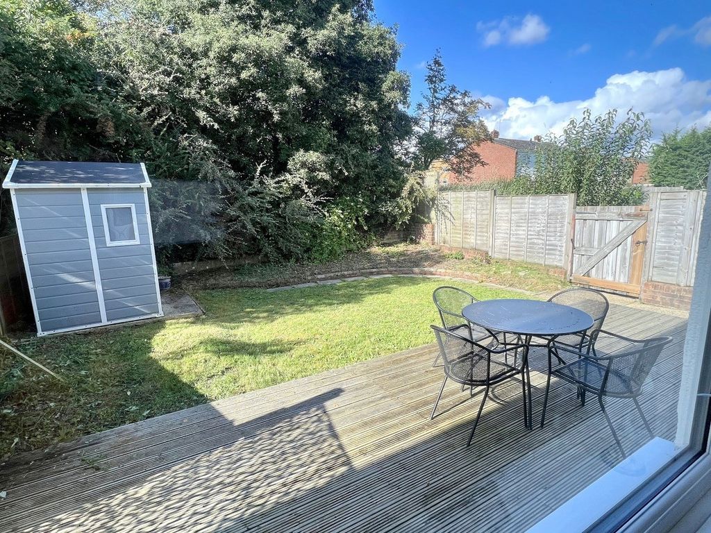 2 bed flat for sale in Mayford Road, Poole BH12, £235,000 Zoopla