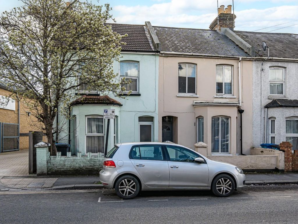 3 bed end terrace house for sale in Arthur Road, Windsor SL4, £525,000