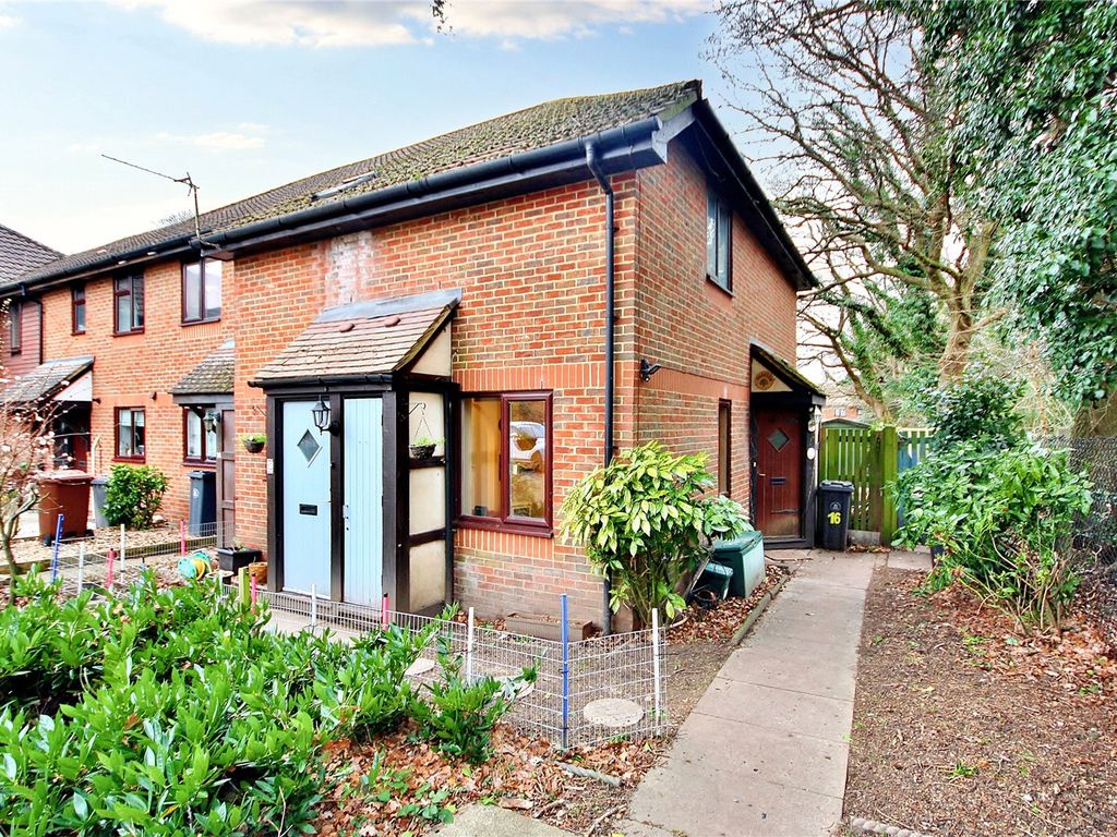 1 bed end terrace house for sale in Medhurst Close, Chobham, Woking