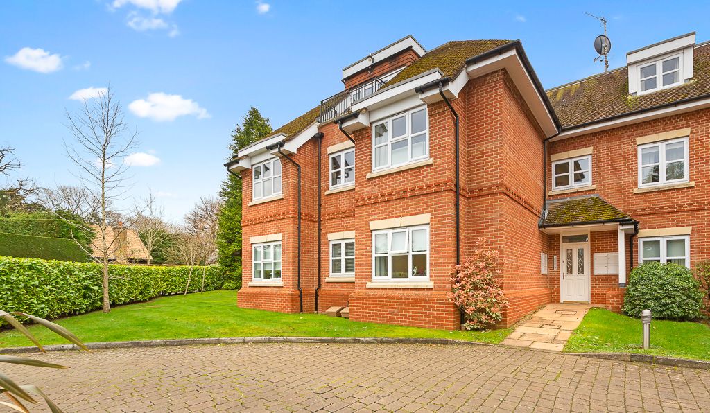 2 bed flat for sale in The Avenue, Tadworth KT20, £399,995 Zoopla