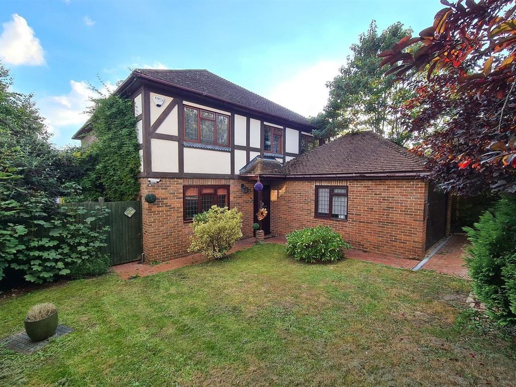5 bed detached house for sale in Bridge Road, Aldershot GU11, £700,000