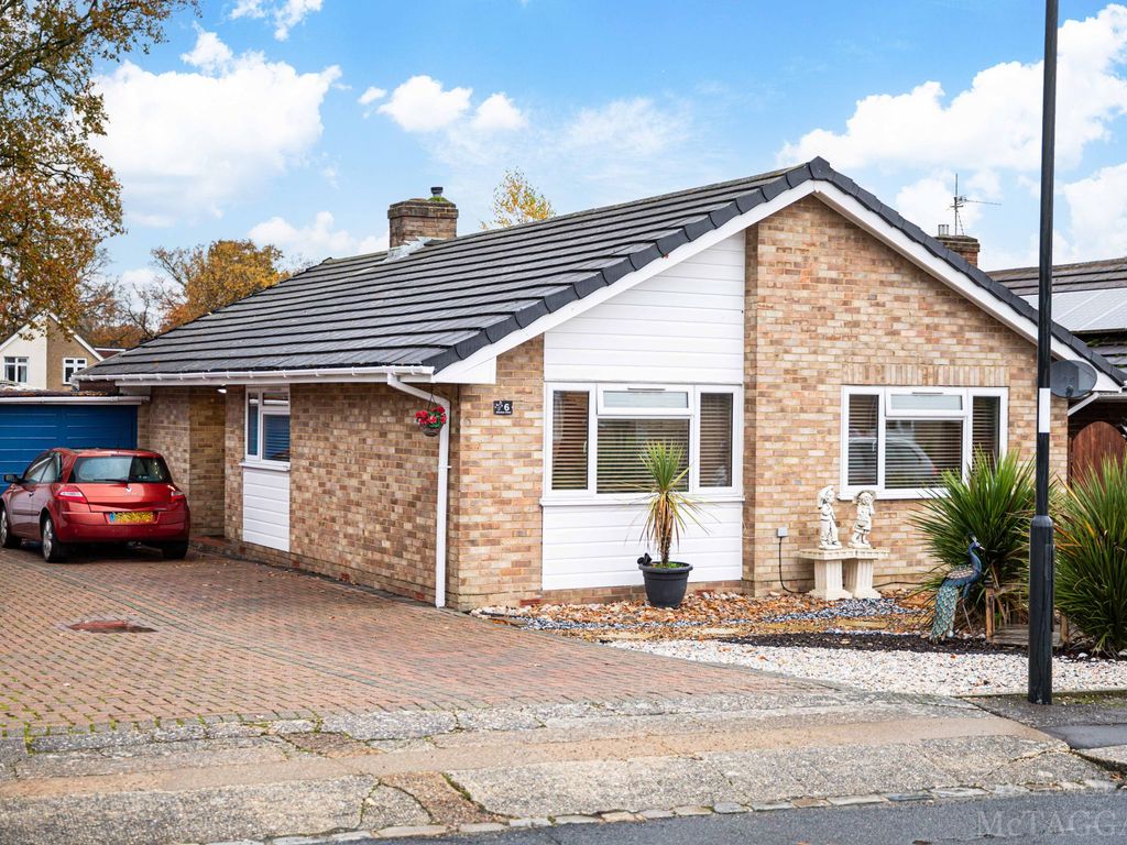 3 bed detached bungalow for sale in Bracken Close, Crawley RH10, £
