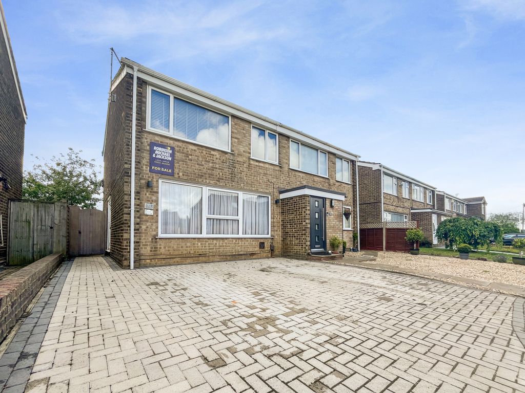 3 bed semidetached house for sale in Lime Court, Wigmore, Gillingham