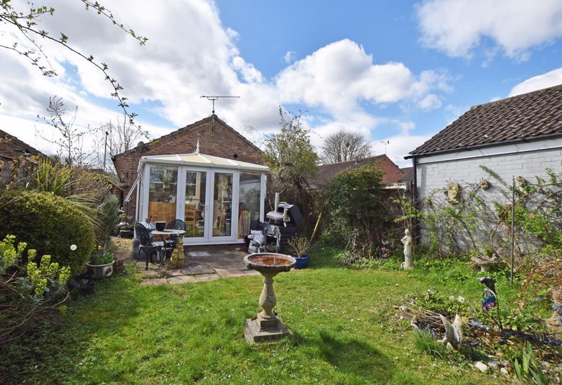 2 bed detached bungalow for sale in Salisbury Close, Alton GU34 Zoopla