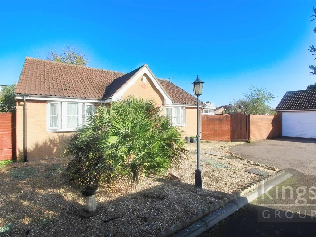 2 bed detached bungalow for sale in Trinity Lane, Cheshunt, Waltham