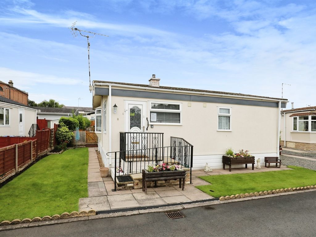 2 bed mobile/park home for sale in Wootton Hall, Wootton Wawen, Henley