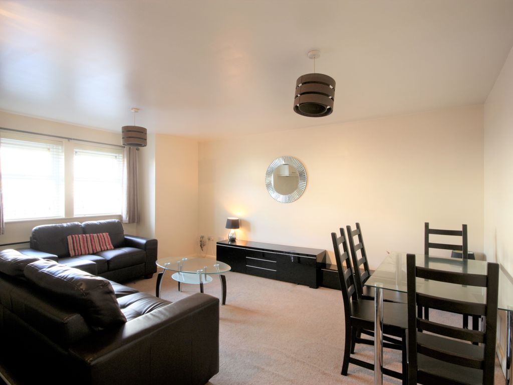 2 bed flat to rent in Aberford Road, Garforth, Leeds LS25, £800 pcm