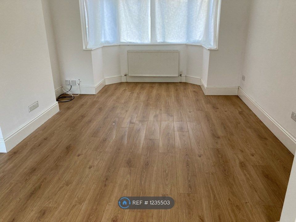 3 bed semidetached house to rent in Humberstone Road, Luton LU4, £