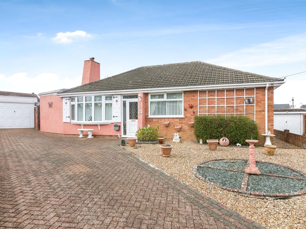 3 bed detached bungalow for sale in Gresham Close, Lowestoft NR32, £280,000 Zoopla