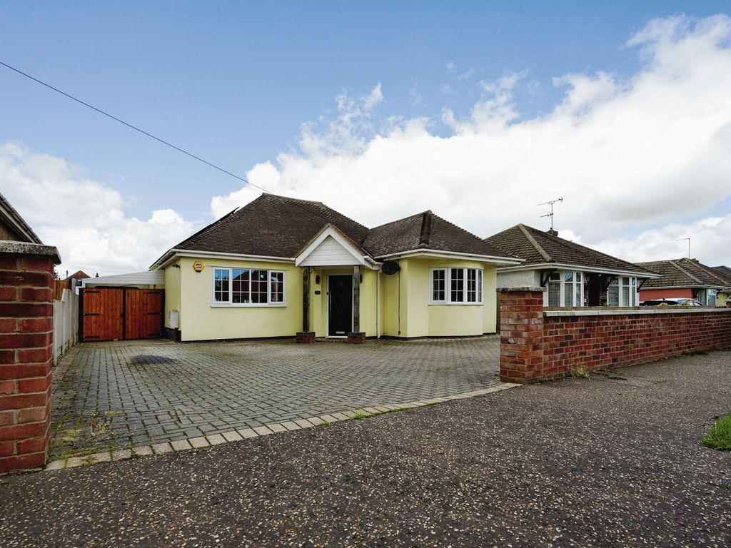 3 bed detached bungalow for sale in Claydon Grove, Great Yarmouth NR31, £425,000 Zoopla