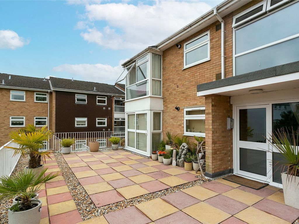 2 bed flat to rent in Heath Lodge, High Road, Bushey Heath, Bushey WD23