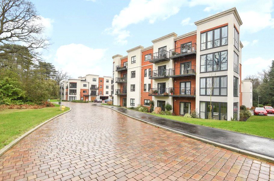 2 bed flat for sale in London Road, Binfield, Bracknell RG42, £350,000