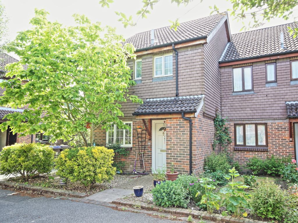 3 bed terraced house for sale in Kinglake Court, Woking GU21 Zoopla