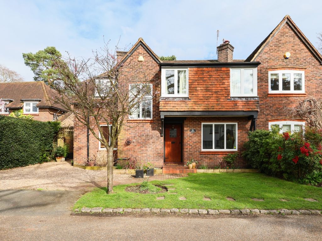 4 bed semidetached house for sale in Oatlands Close, Weybridge, Surrey