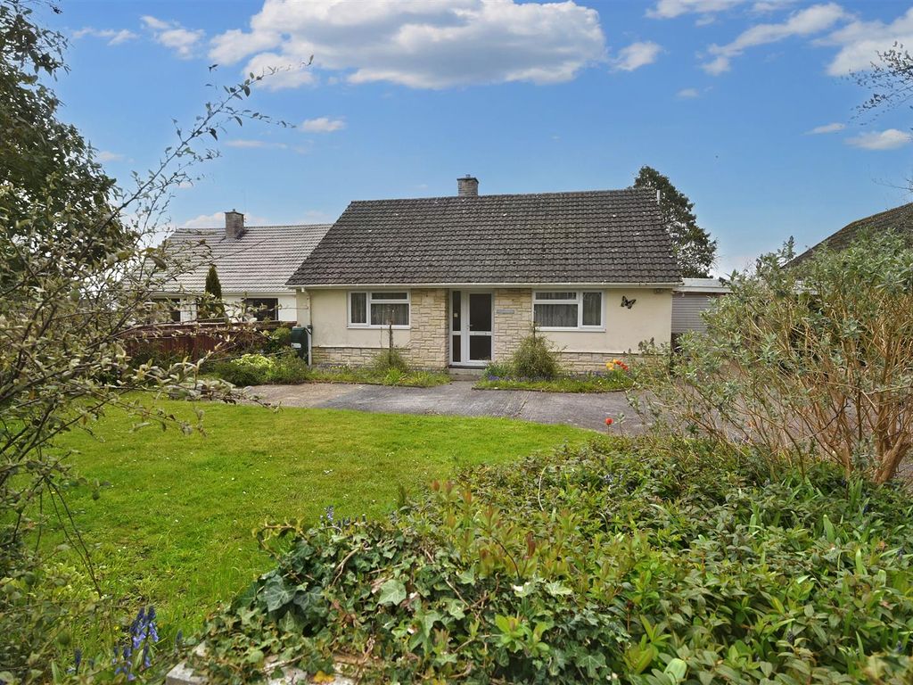 3 bed detached bungalow for sale in Common Mead Lane, Gillingham SP8