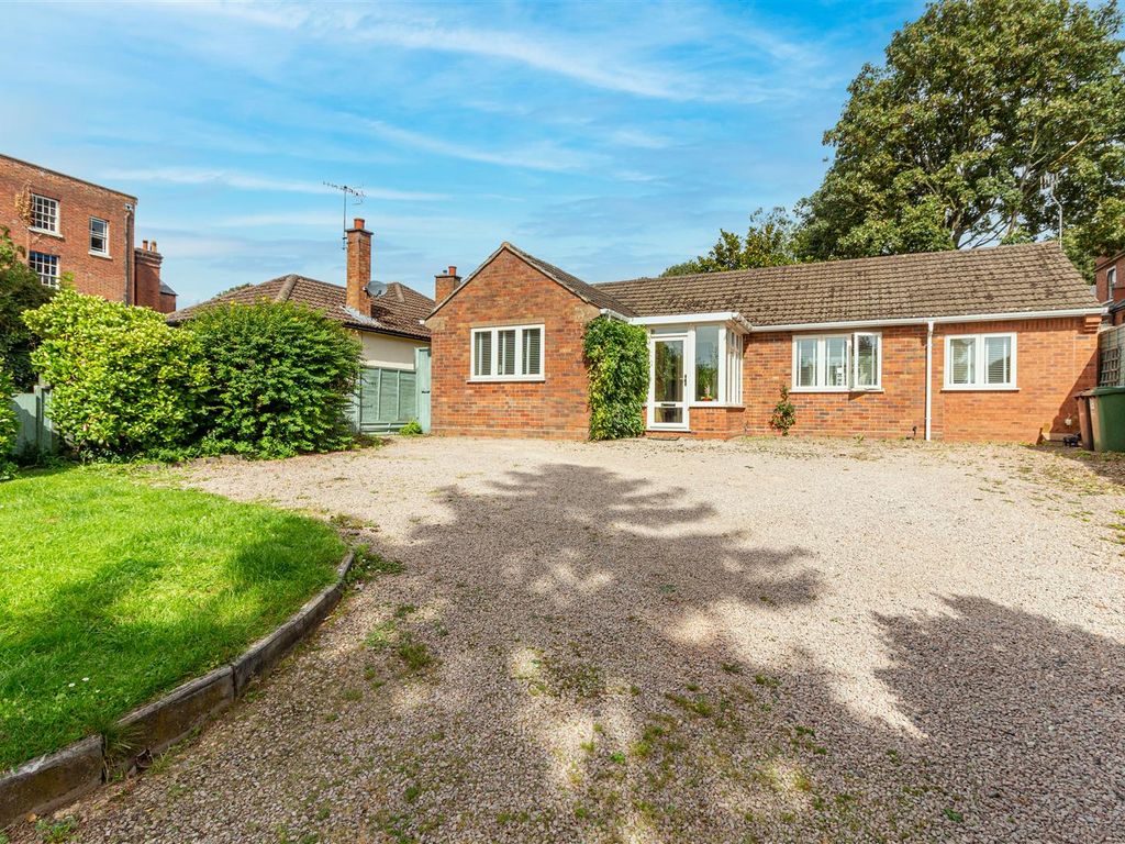 3 bed detached bungalow for sale in London Road, Worcester WR5, £