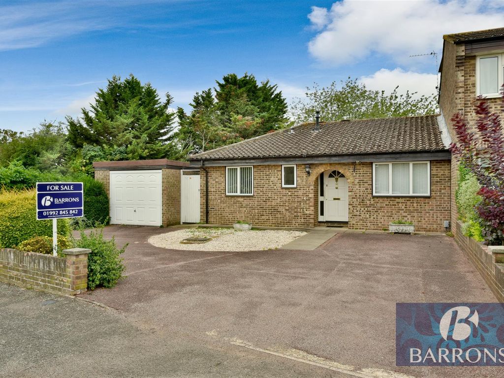 2 bed bungalow for sale in Brampton Close, Cheshunt, Waltham Cross EN7