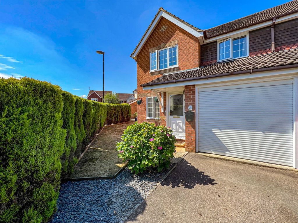 3 bed semidetached house for sale in Matthews Drive, Maidenbower