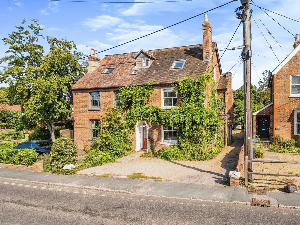 1 bed flat for sale in West Street, Billingshurst RH14, £270,000 Zoopla