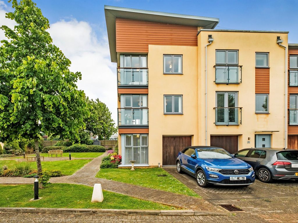 4 bed end terrace house for sale in Bluebell Way, GoringBySea