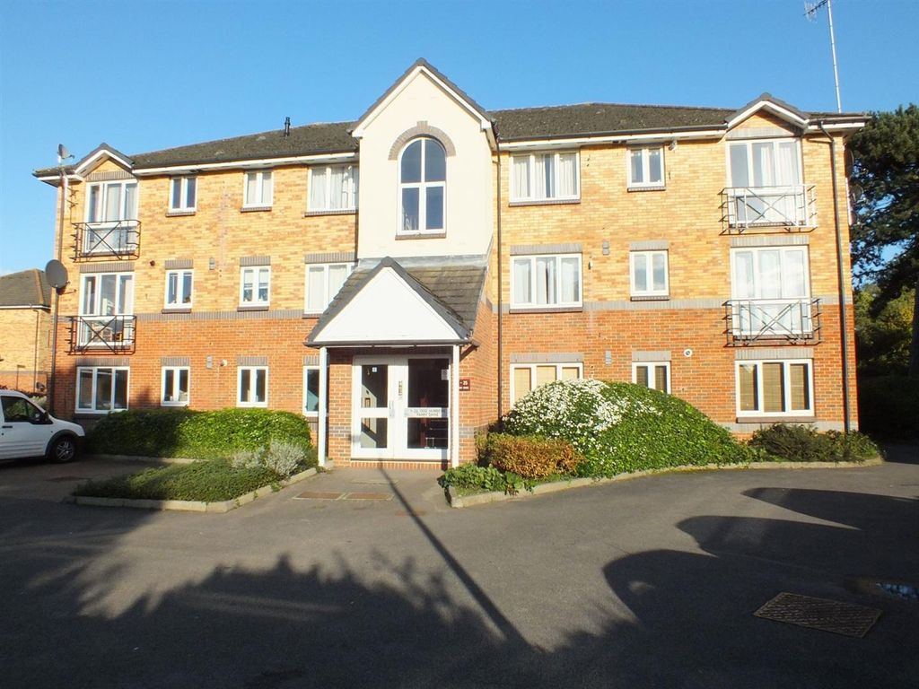 2 bed flat to rent in Parry Drive, Weybridge KT13, £1,450 pcm Zoopla