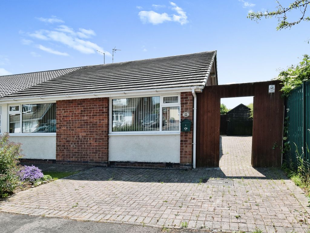 3 bed bungalow for sale in Pensilva Close, Wigston, Leicestershire LE18