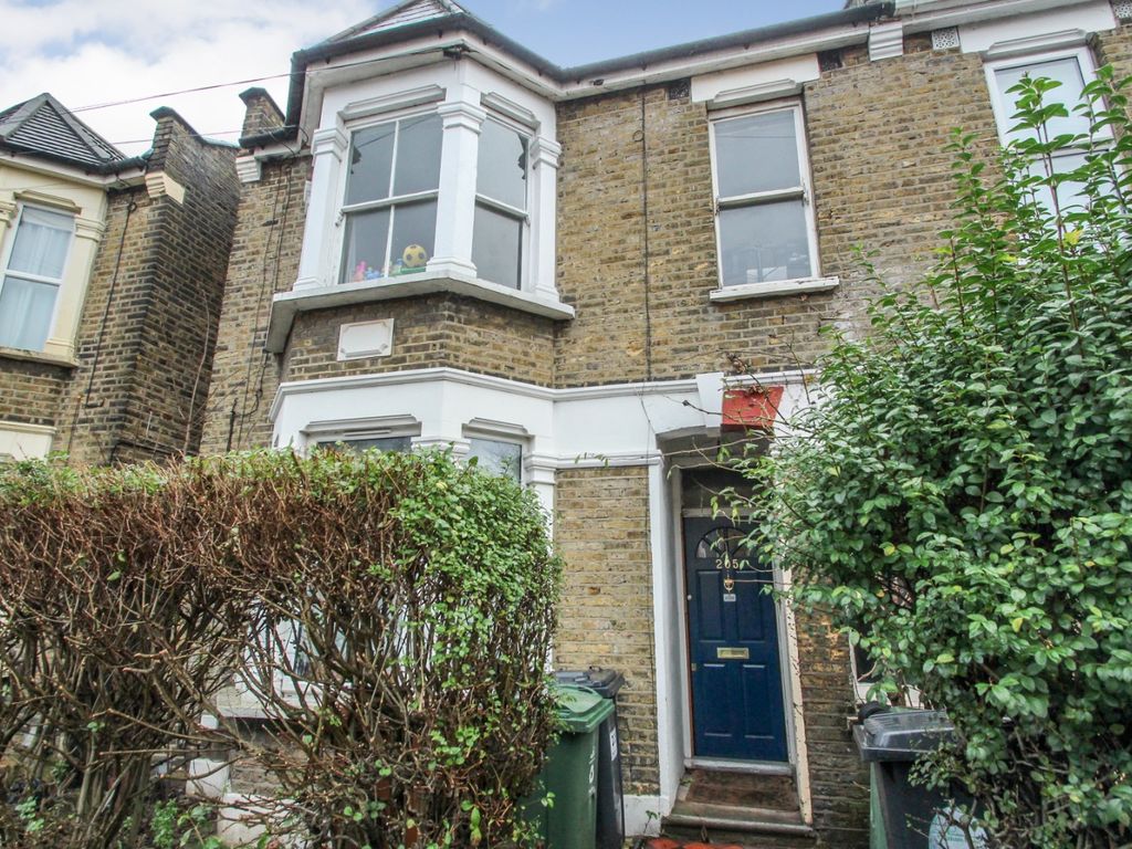 3 bed to rent in Murchison Road, Leyton, London E10, £1,875
