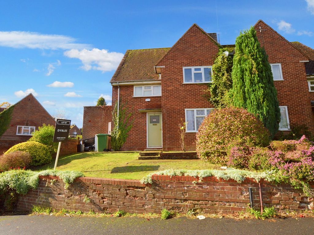 4 bed semidetached house to rent in Chatham Road, Winchester SO22, £