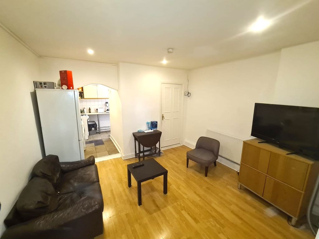 2 bed flat to rent in Brixton Road, London SW9, £1,550 pcm Zoopla